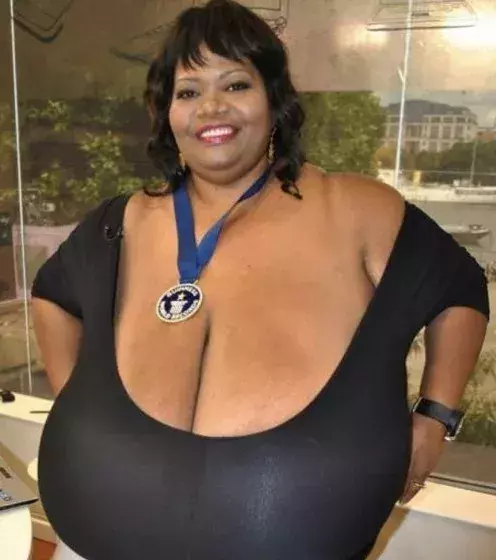 Die Brust von Norma Stitz hat einen Umfang von 177,8 Zentimetern. Sie hat die größten Brüste der Welt.