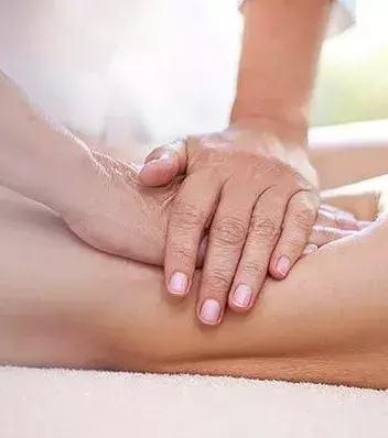 Die Innenseite der Knie: Eine Massage an dieser Stelle kann Wunder bewirken