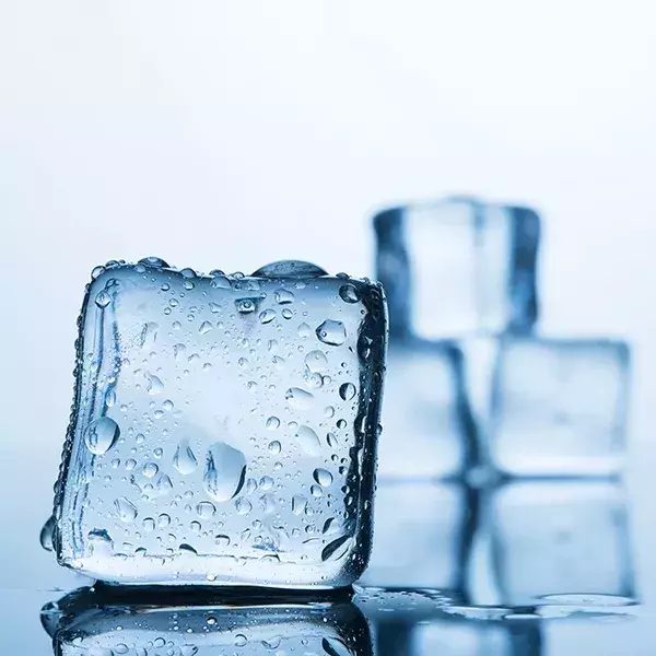 Eiswürfel sind v.a. an heißen Tagen eine prickelnde Idee. Foto: Getty Images