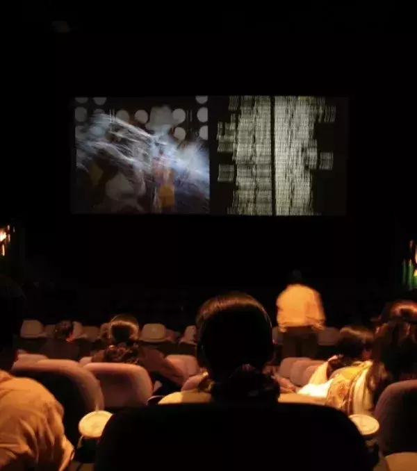 Guckt im Kino lieber keine Action-Filme. Der Krach der Explosion kann euer Hörvermögen schädigen.