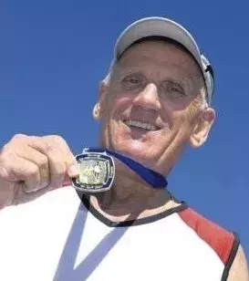 Horst Schultz hat 18 Fuß und 9 Inches weit ejakuliert. Das sind 5,71 Meter!