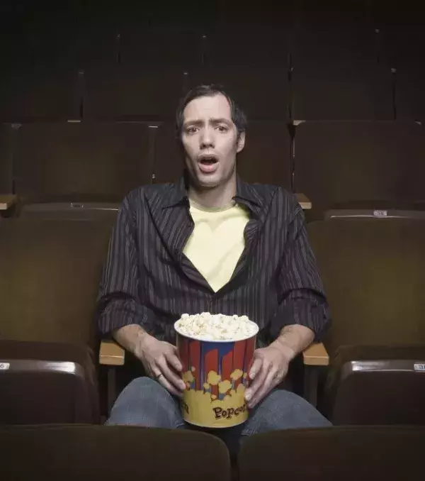 Ihr könnt zwei Filme in Folge gucken und nur für einen zahlen. Seid diskret, wenn die Leute gehen, die Angestellten überprüfen eigentlich nie…