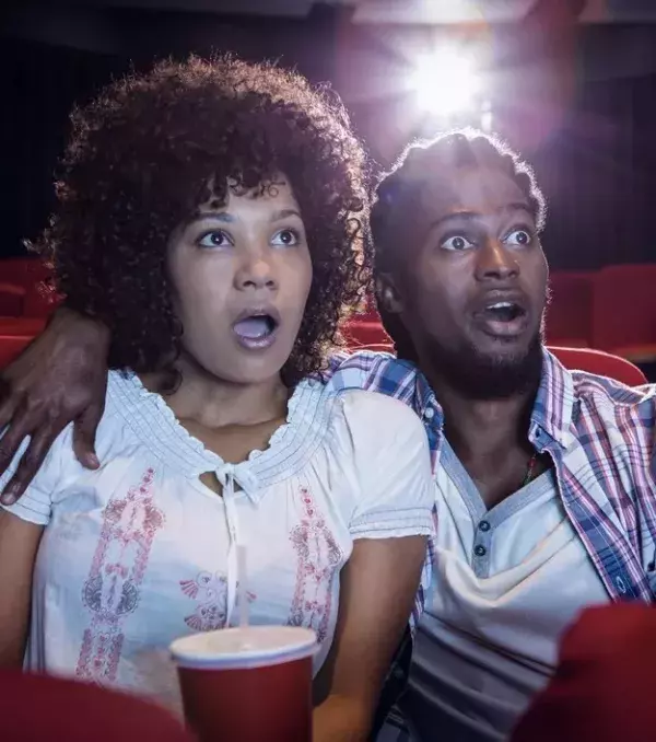 In jeder Woche versucht in jedem Kino mindestens ein Paar, Sex miteinander haben. Auf den Sitzen finden sich zahlreiche Mikroben und Bakterien.