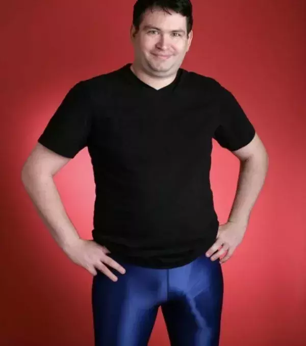 Jonah Falcon hat den größten Penis der Welt. Er misst 20,3 Zentimeter in nicht erregtem und 34,3 Zentimeter in erregtem Zustand!