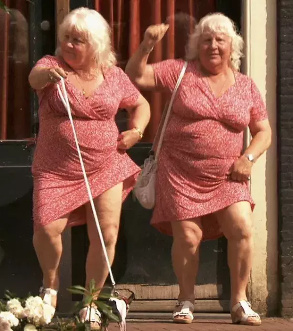 Martine und Louise Fokkens sind die ältesten Zwillinge der Prostitutionswelt! Sie begann im Alter von 20 Jahren und sind heute 70 Jahre alt!