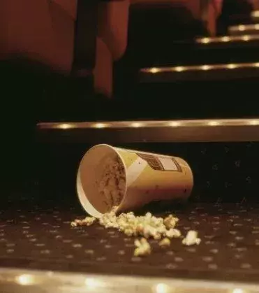 Oft werden die Räume nicht gesäubert, da die Zeit fehlt. Je mehr die Säle genutzt werden, desto mehr rentiert sich der Betrieb für das Kino.