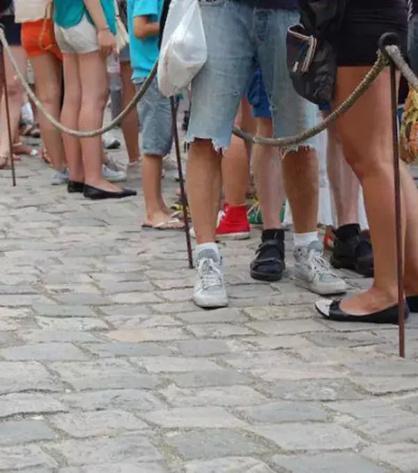 Professioneller Schlangensteher: 21 Euro pro Stunde