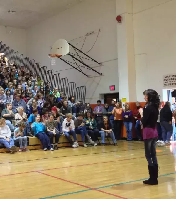 Lizzie Velasquez, die als hässlichste Frau der Welt bekannt ist, bei einem ihrer Vorträge in einer Schule
