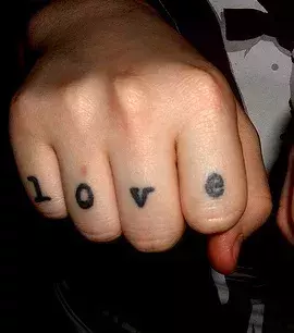 Love Tattoo auf den Fingern von einem Mann
