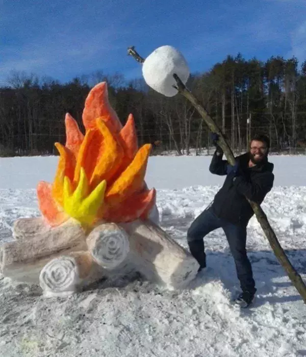Lustige Schneeskulpturen: Da wird er wohl lange warten müssen...