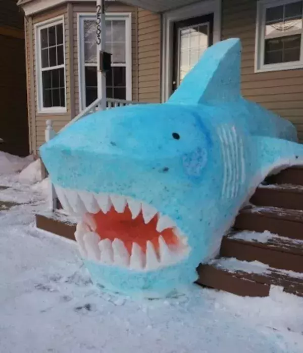 Lustige Schneeskulpturen: Ein „Hai“ zur Begrüßung