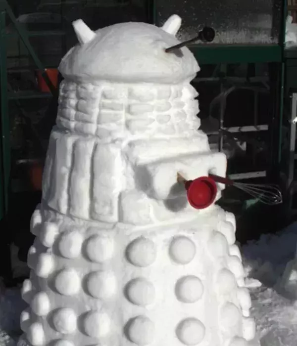 Lustige Schneeskulpturen: Ein Schnee-Boter!