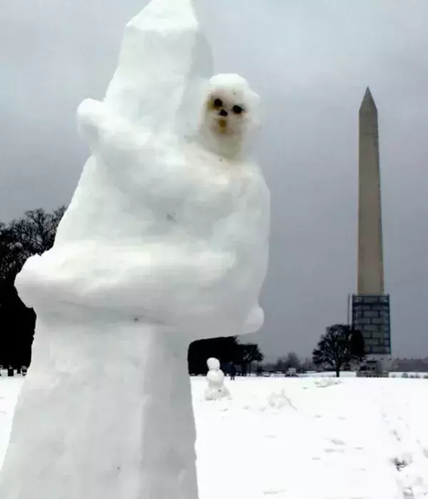Lustige Schneeskulpturen: Ein stolzes Faultier mit seinem eigenen Obelisken