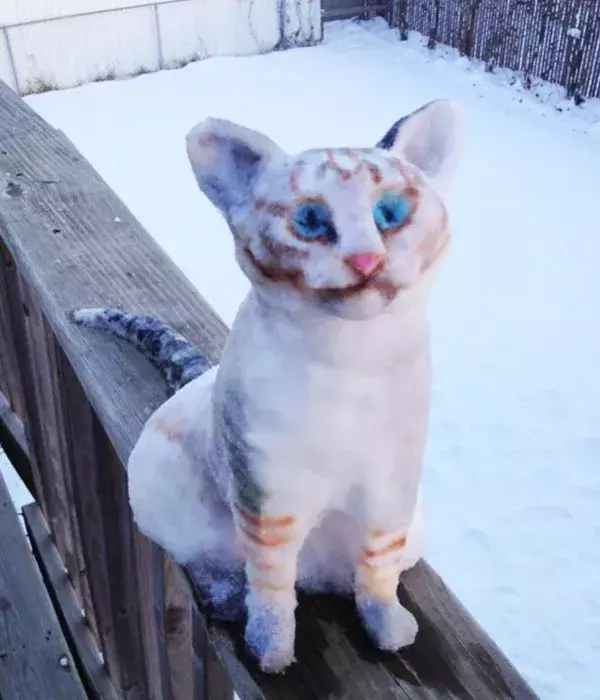 Lustige Schneeskulpturen: Eine Katze, die endlich mal ruhig bleibt, wenn man sie streicheln will