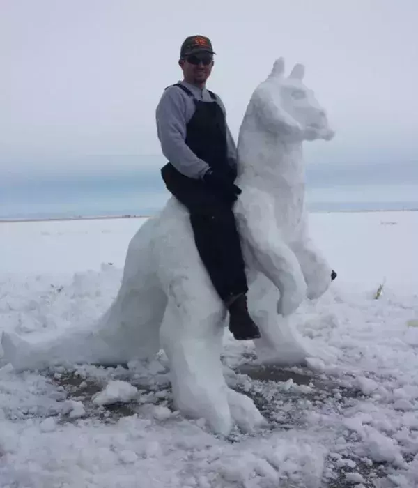 Lustige Schneeskulpturen: Endlich auf einem Känguru reiten!
