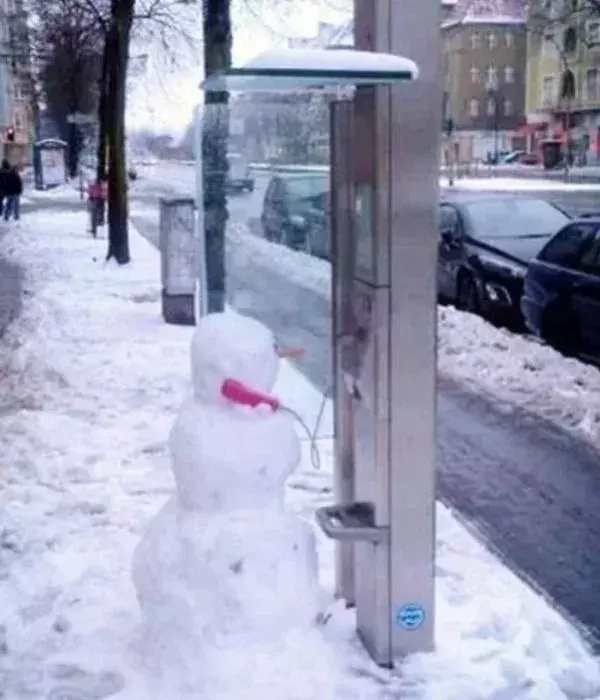 Lustige Schneeskulpturen: Hallo, hallo?