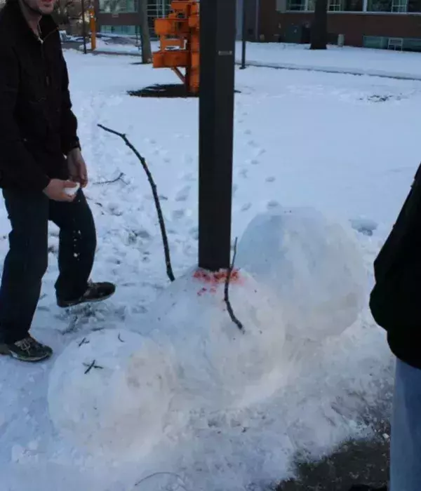 Lustige Schneeskulpturen: Ihn hat es schwer getroffen...