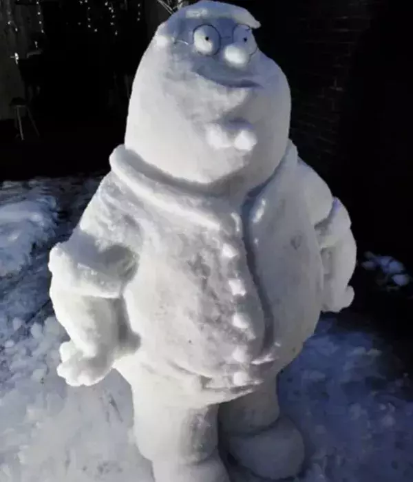 Lustige Schneeskulpturen: Opa Walter...