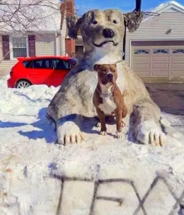 Lustige Schneeskulpturen: Stolz präsentiert er sich vor seinem Abbild