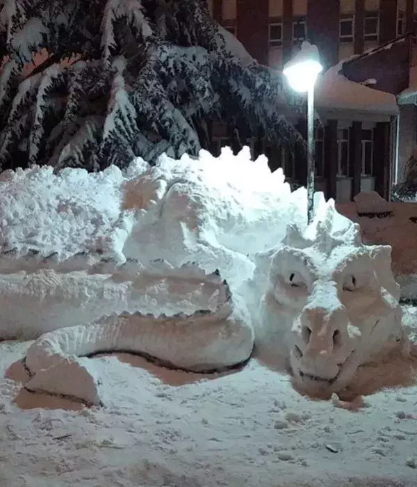 Lustige Schneeskulpturen: Zum Glück ist er nur aus Schnee...