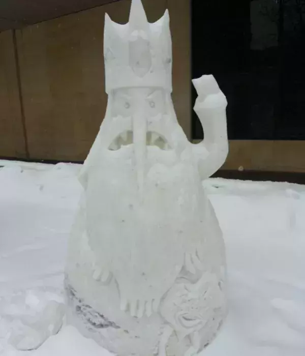 Lustige Schneeskulpturen:Der Eiskönig!