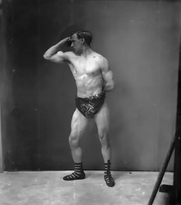 M. Eggleton (1905): Er war der Leiter der Eugen Sandow's Physical School