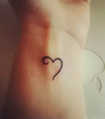 M Tattoo auf dem Handgelenk