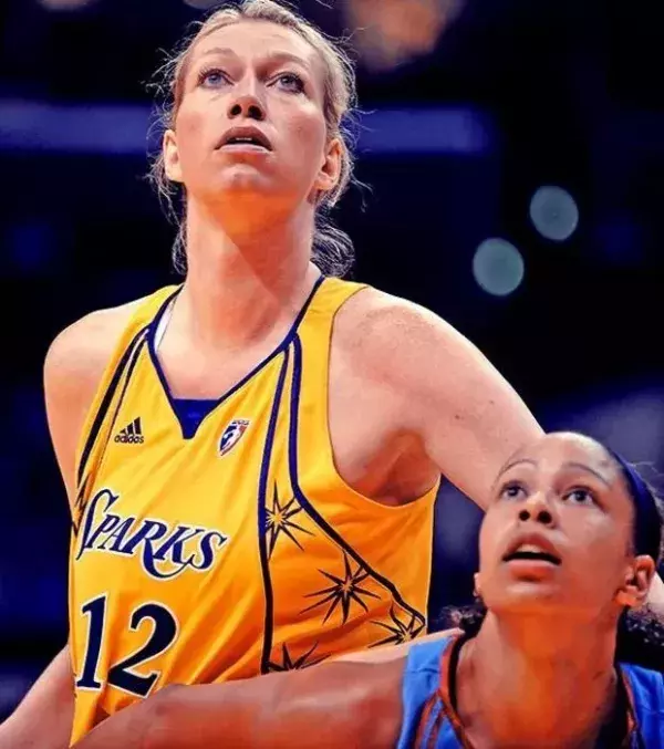 Malgorzata Dydek - War mit ihren 2,18 m die größte Basketballspielerin der Welt. Sie ist 2011 an einem Herzinfarkt gestorben.
