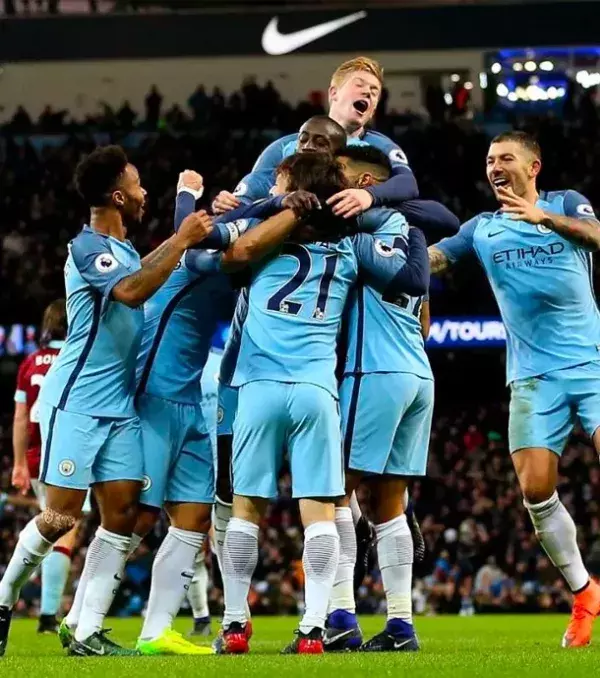 Manchester City - 877 Millionen Euro