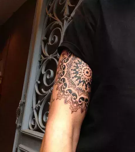 Mandala Tattoo auf dem Oberarm eines Mannes