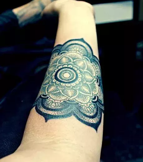 Mandala Tattoo auf dem Unterarm einer Frau