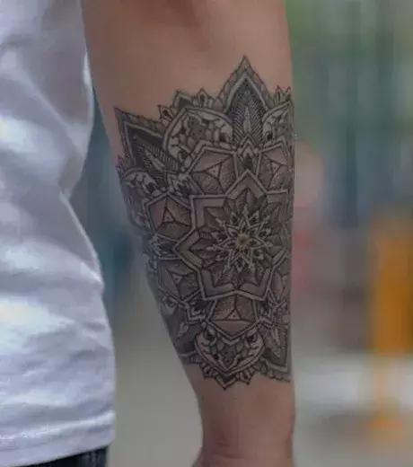 Mandala Tattoo auf dem Unterarm eines Mannes