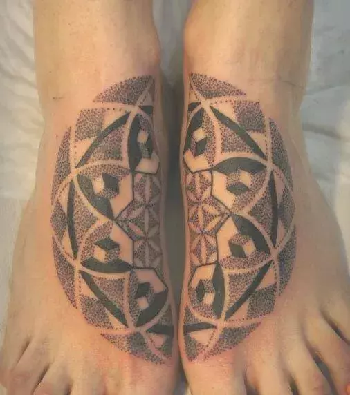 Mandala Tattoo auf den Füßen von einem Mann