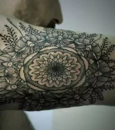 Mandala Tattoo auf der Arm-Rückseite für einen Mann