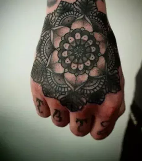Mandala Tattoo auf der Hand von einem Mann