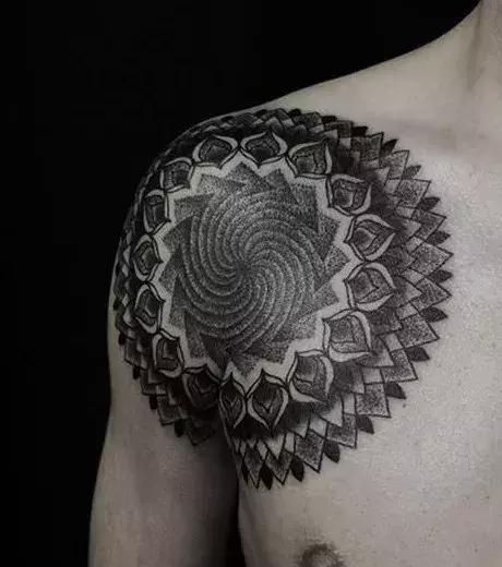 Mandala Tattoo auf der Vorderseite der Schulter eines Mannes