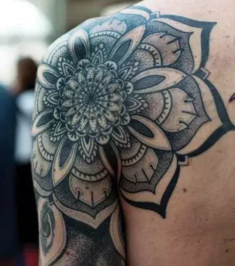 Mandala Tattoo von einem Mann auf der Schulter