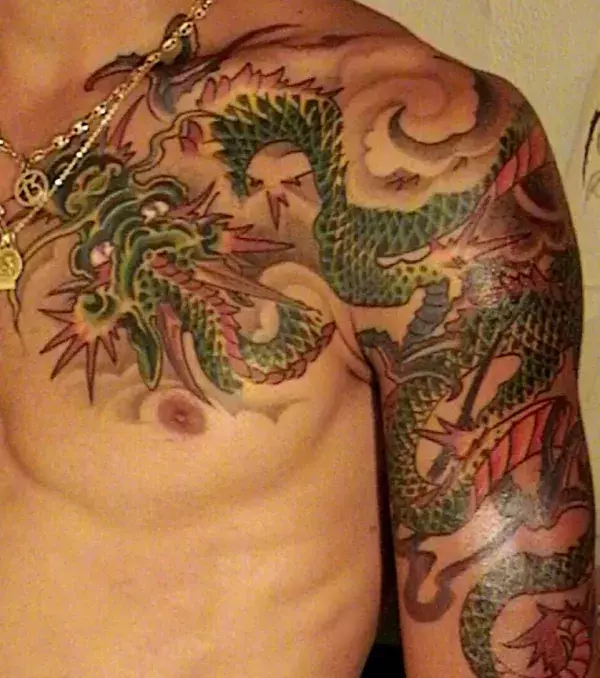 Männer Tattoo: Chinesisches Drachen Tattoo auf dem Arm
