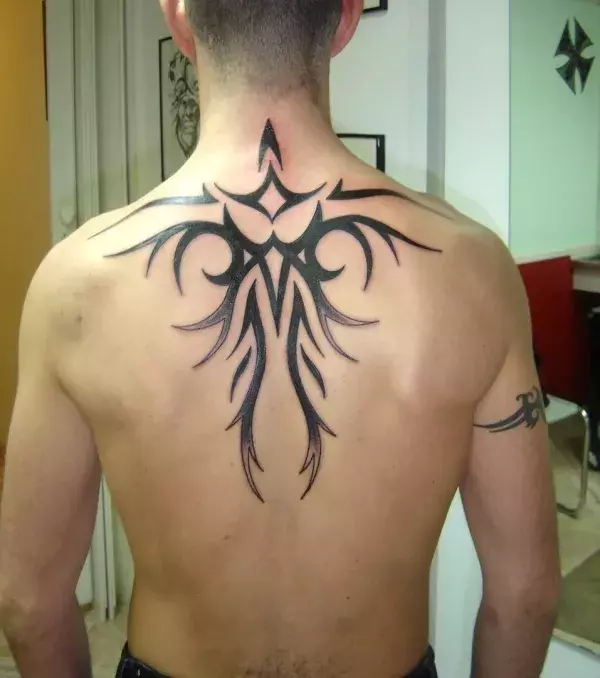 Männer Tattoo: Tribal Tattoo auf dem Rücken von einem Mann