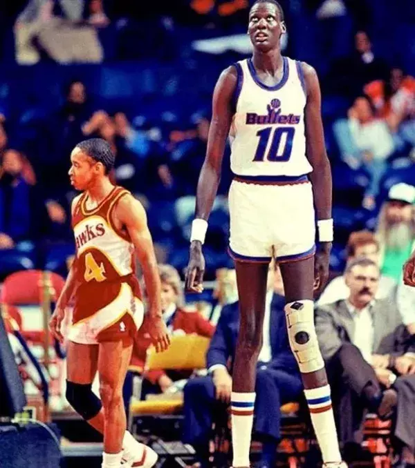 Manute Bol - War ein 2,31 m großer Basketballspieler aus dem Sudan. Er ist 2010 an einer schlimmen Hautkrankheit gestorben.