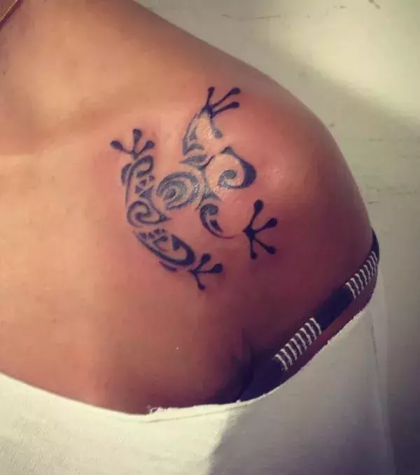Maori /Poynesian Tattoo in Form eines Frosches auf der Schulter einer Frau