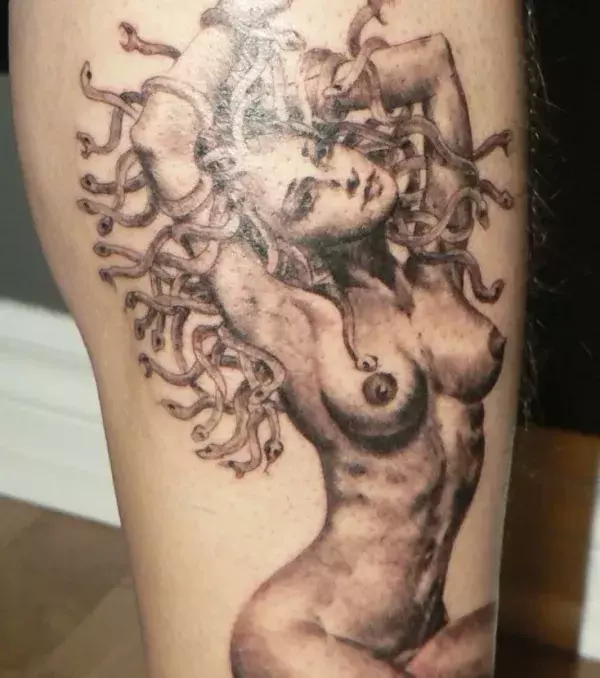 Medusa Tattoo auf der Wade von einem Mann