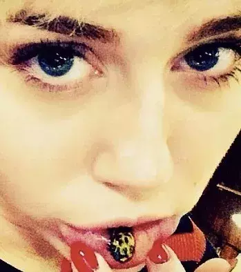 Miley Cyrus und ihr Smiley auf den Lippen