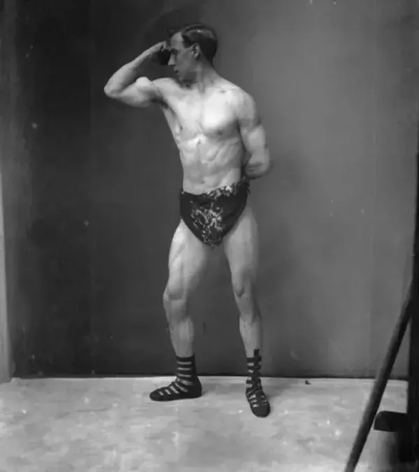 Mr. Eggleton, Manager der Akademie, die von Eugen Shadow gegründet wird, 1904