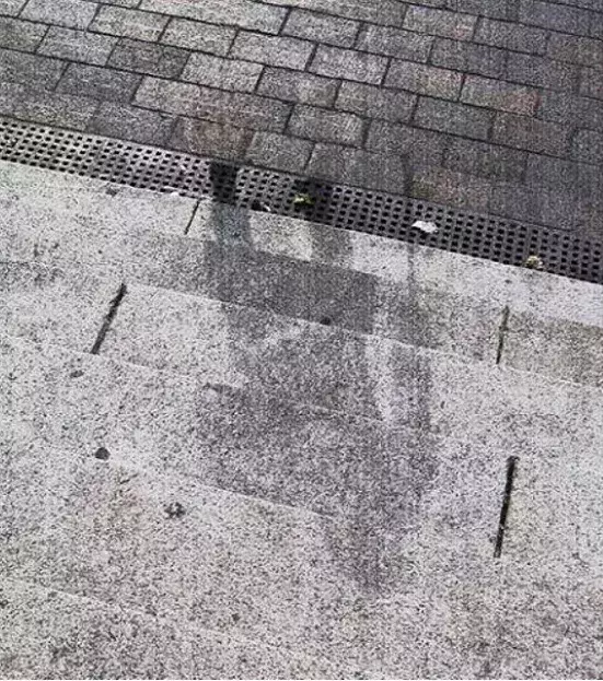 Nach der Explosion der Atombombe in Hiroshima erscheinen menschliche Schatten am Boden. Der Beton wurde durch die Strahlung der Bombe verbrannt. Der Körper hat einen Teil des Bodens geschützt, wodurch diese Schatten entstanden