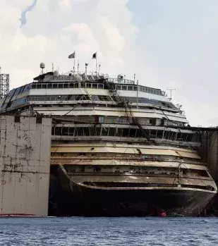 Nach der Tragödie war die Costa Concordia nicht mehr als ein Schiffswrack, das vor sich hinrottete