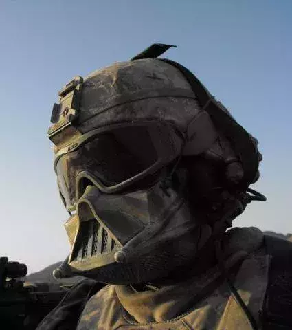 Nee, nee, das ist nicht bei Star Wars, das ist nur ein Soldat mit einer Darth-Vader-Maske