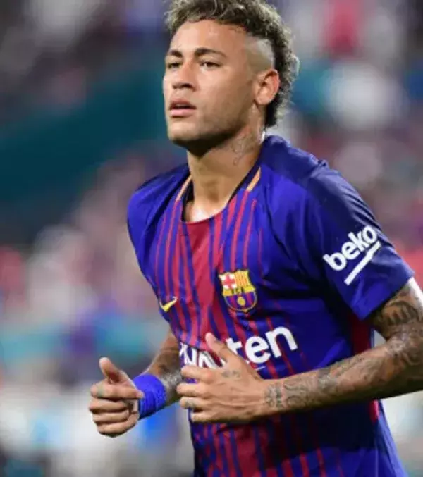 Neymar ist der teuerste Fußballspieler der Welt. Der Brasilianer wechselte vom FC Barcelona nach Paris St. Germain. Die Rekordablöse betrug 222 Millionen Euro!