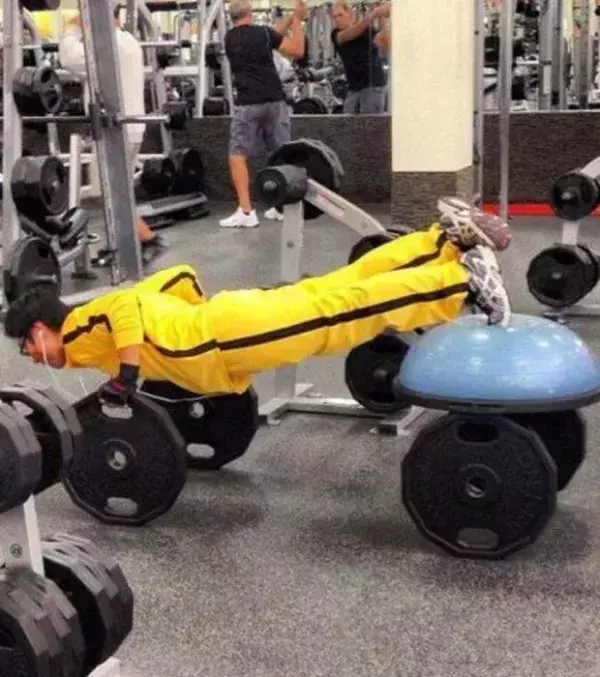 Nicht jeder kann Bruce Lee sein. Diese Position kann sehr wehtun!
