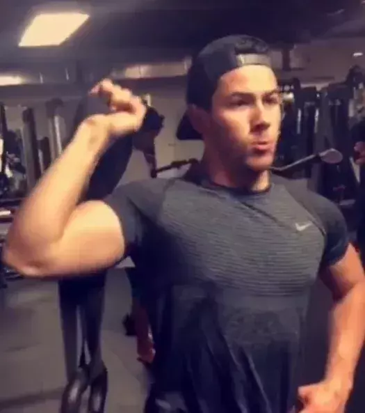 Nick Jonas hat auf Instagram 10 Millionen Follower (nickjonas)